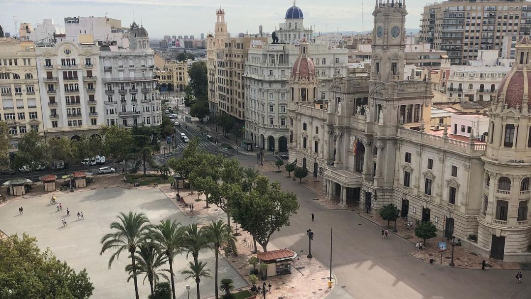 From City Bustle to Coastal Bliss: An Expat Story in Valencia